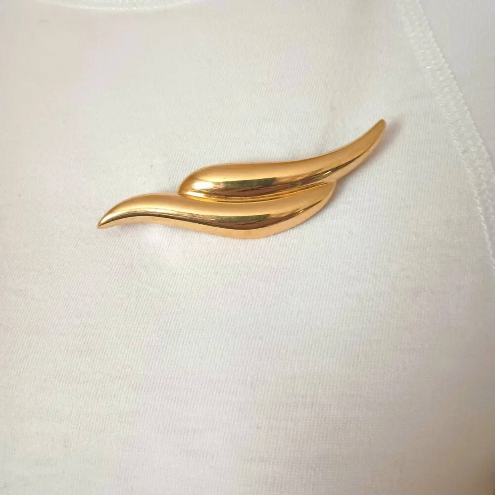 Napier Gold Tone Wave Brooch  Women's Asymmetrical Pin Jewelry